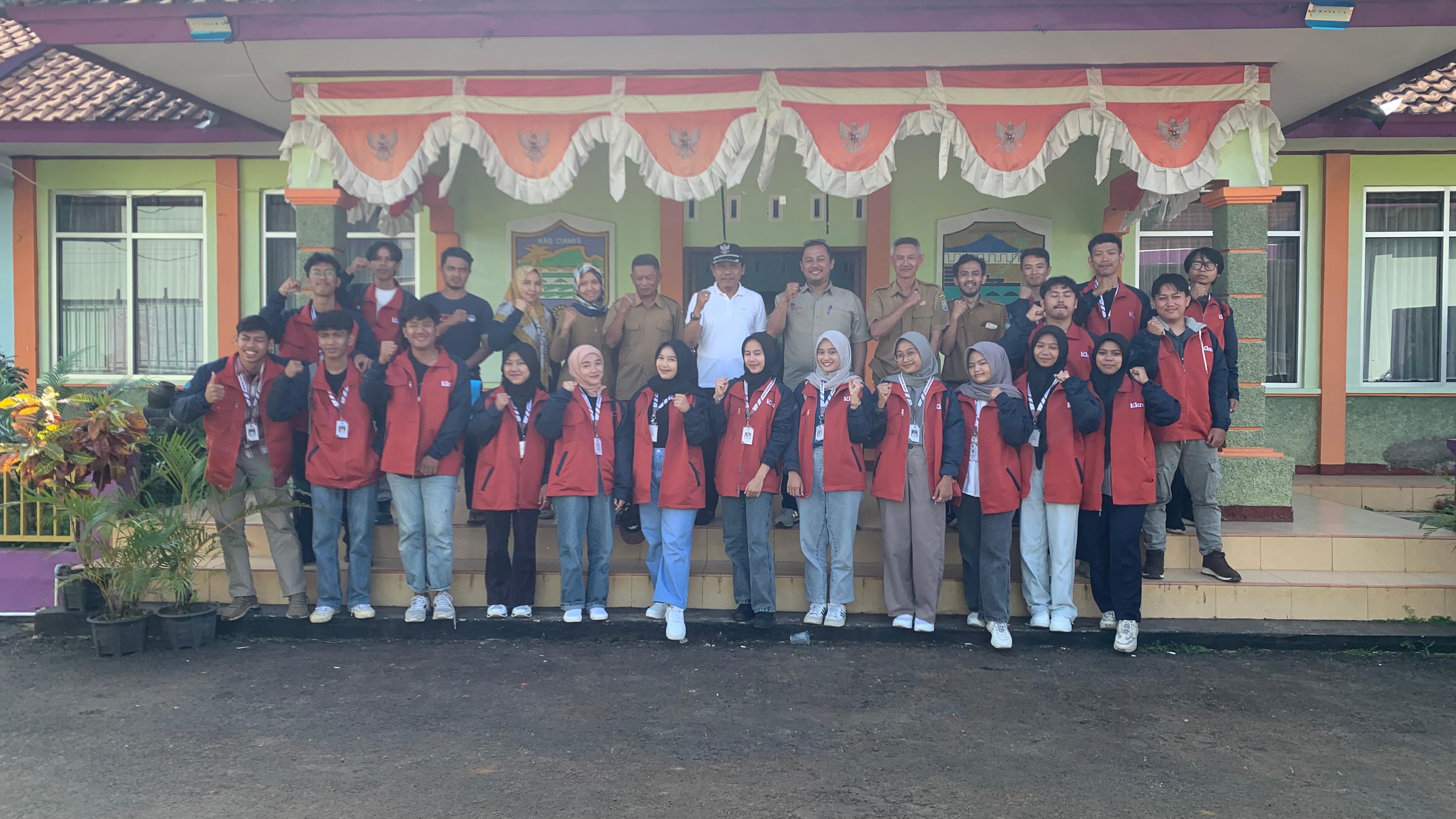 PENERIMAAN MAHASISWA KKN UNIVERSITAS KUNINGAN DI DESA KARANGPAWITAN 2024